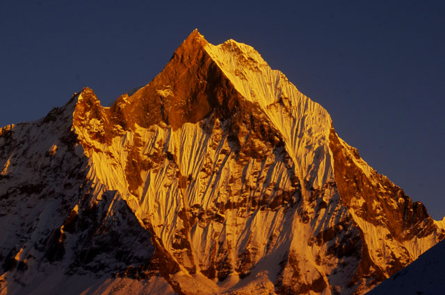 Le soleil se couche sur le Machhapuchhre