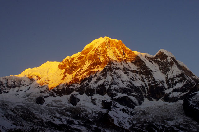 Le soleil se lève sur Annapurna 1