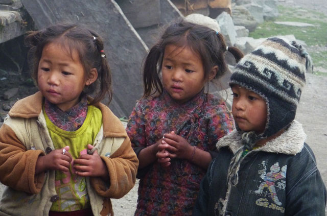 Les trekkeurs sont toujours un spectacle pour les enfants