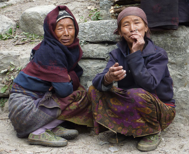 Des ramasseuses de bois en pause clope