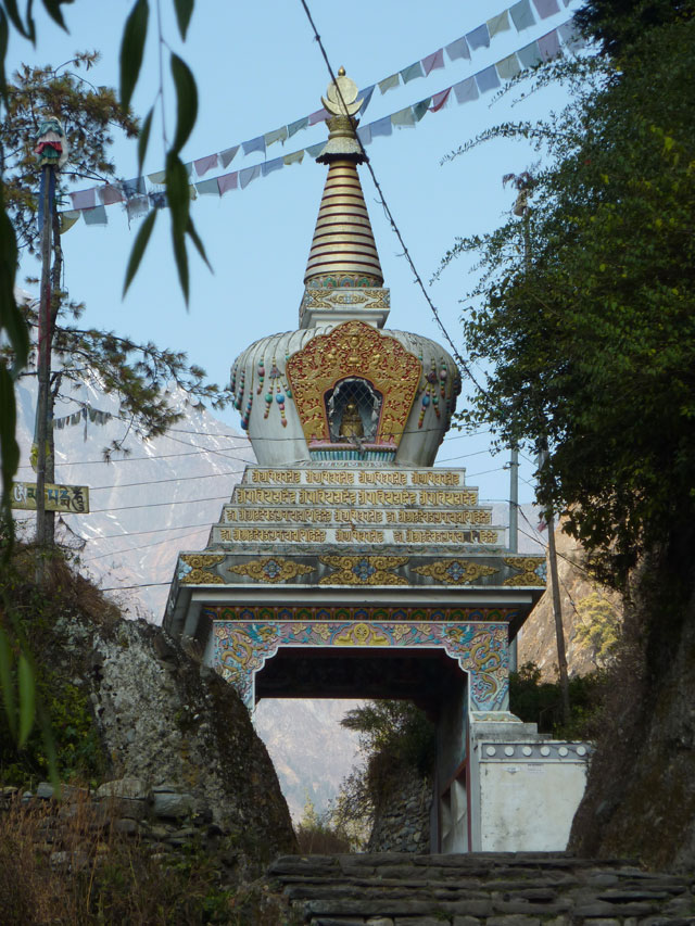 Une jolie porte-stupa