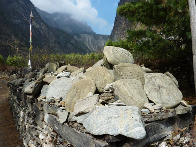 Un bel autel à l'entrée de Bhratang