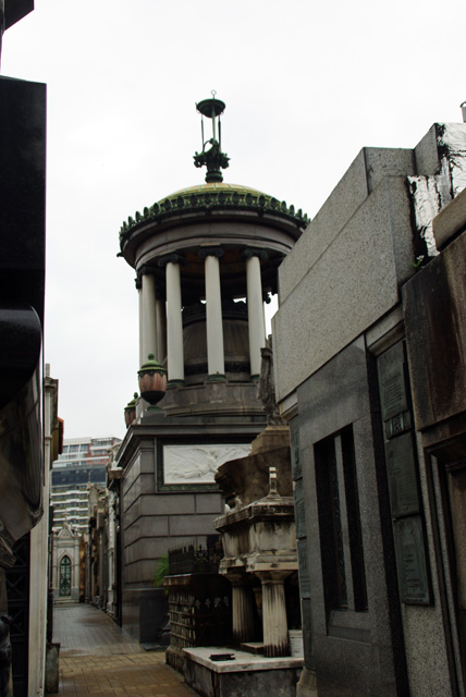 Une allée du cimetière de Recoleta