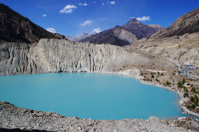 Le Gangapurna Lake qui doit sa couleur à l'eau des glaciers