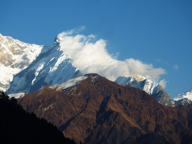 Les nuages s'accrochent sur Annapurna 1