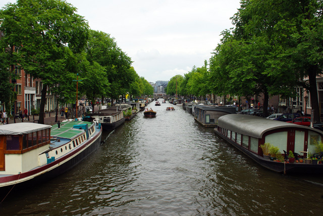 Un des nombreux canaux d'Amsterdam